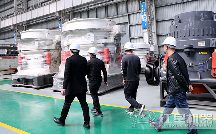 客戶參觀圓錐式破碎機(jī) 客戶參觀圓錐式破碎機(jī)