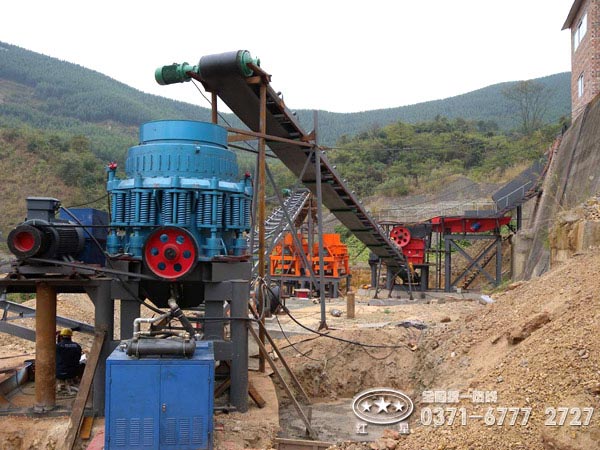 復(fù)合圓錐破碎機(jī)作業(yè)現(xiàn)場 復(fù)合圓錐破碎機(jī)作業(yè)現(xiàn)場