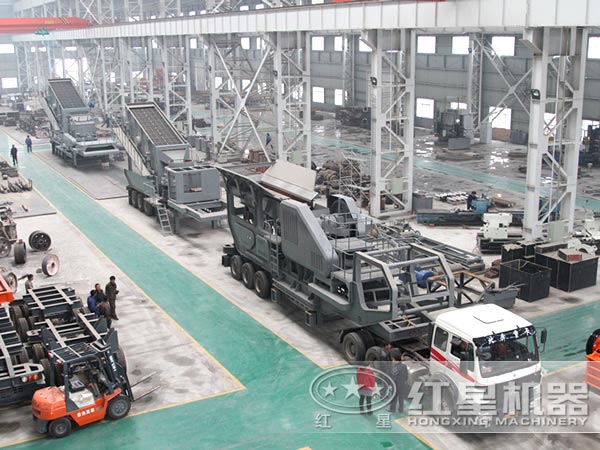 移動(dòng)式破碎機(jī)廠家車間一角 移動(dòng)式破碎機(jī)廠家車間一角