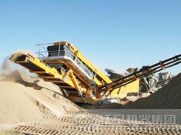 履帶移動(dòng)式破碎機(jī)工作現(xiàn)場(chǎng) 履帶移動(dòng)式破碎機(jī)工作現(xiàn)場(chǎng)