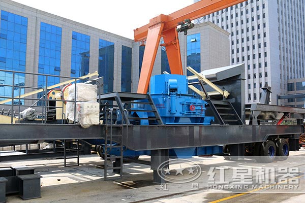 新型移動式破碎機工作現(xiàn)場圖