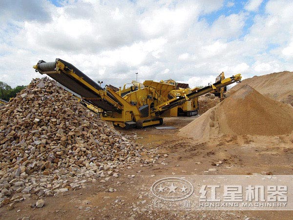 移動(dòng)汽車載式打石子機(jī)作業(yè)現(xiàn)場(chǎng) 移動(dòng)汽車載式打石子機(jī)作業(yè)現(xiàn)場(chǎng)