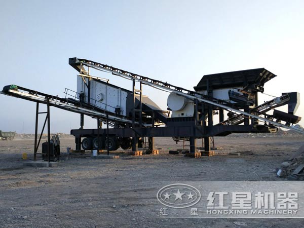 移動(dòng)式顎式破碎機(jī)生產(chǎn)現(xiàn)場(chǎng) 移動(dòng)式顎式破碎機(jī)生產(chǎn)現(xiàn)場(chǎng)