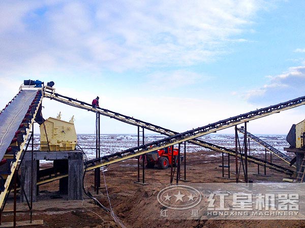 大型石料破碎設(shè)備生產(chǎn)現(xiàn)場(chǎng) 大型石料破碎設(shè)備生產(chǎn)現(xiàn)場(chǎng)