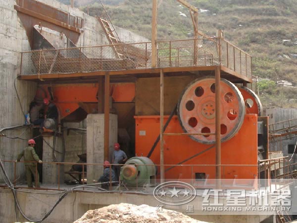 顎式破碎機(jī)生產(chǎn)現(xiàn)場(chǎng) 顎式破碎機(jī)生產(chǎn)現(xiàn)場(chǎng)
