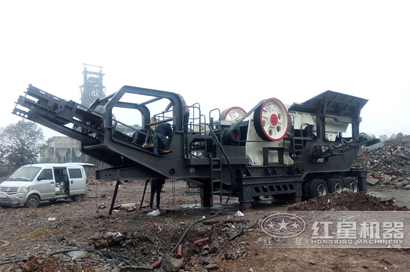 移動(dòng)顎式破碎機(jī)現(xiàn)場(chǎng) 移動(dòng)顎式破碎機(jī)現(xiàn)場(chǎng)