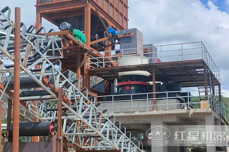 圓錐破碎機(jī)現(xiàn)場(chǎng) 圓錐破碎機(jī)現(xiàn)場(chǎng)