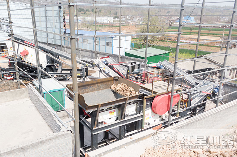 移動(dòng)鄂破+移動(dòng)圓錐破破碎現(xiàn)場(chǎng) 移動(dòng)鄂破+移動(dòng)圓錐破破碎現(xiàn)場(chǎng)