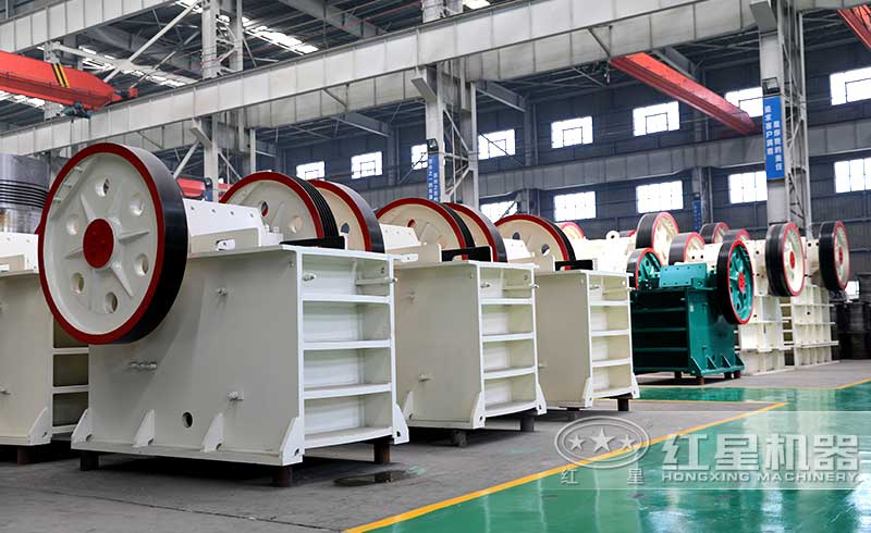 爐渣顎式破碎機現(xiàn)場實拍圖