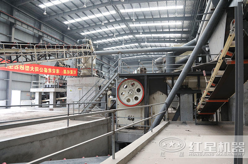 顎式破碎機(jī)現(xiàn)場(chǎng) 顎式破碎機(jī)現(xiàn)場(chǎng)
