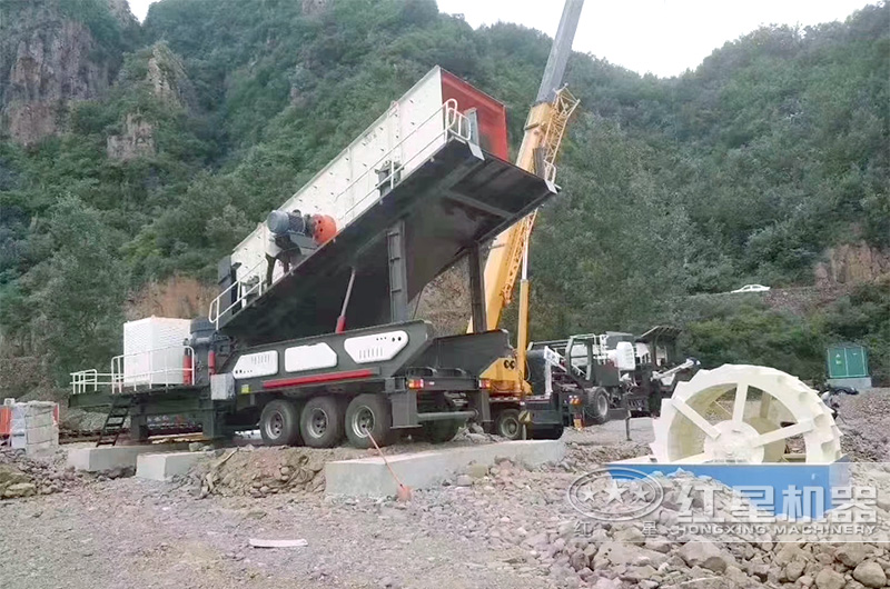 打土建基礎的移動破碎機現(xiàn)場 打土建基礎的移動破碎機現(xiàn)場