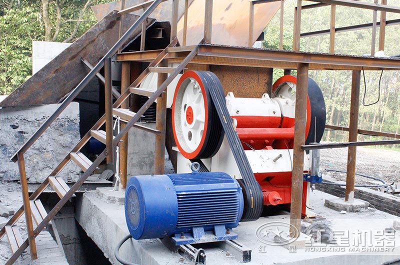 時(shí)產(chǎn)100噸混凝土碎石生產(chǎn)線現(xiàn)場實(shí)拍 時(shí)產(chǎn)100噸混凝土碎石生產(chǎn)線現(xiàn)場實(shí)拍
