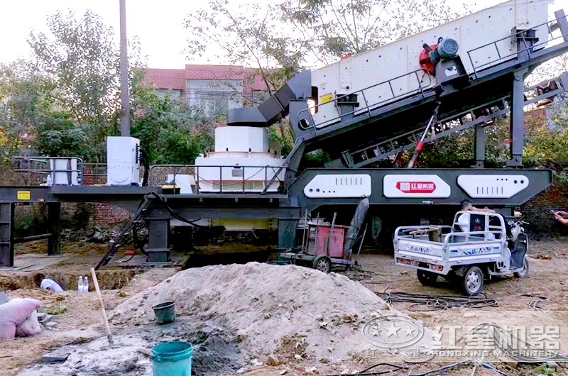 移動(dòng)式制砂機(jī)生產(chǎn)線現(xiàn)場(chǎng) 移動(dòng)式制砂機(jī)生產(chǎn)線現(xiàn)場(chǎng)