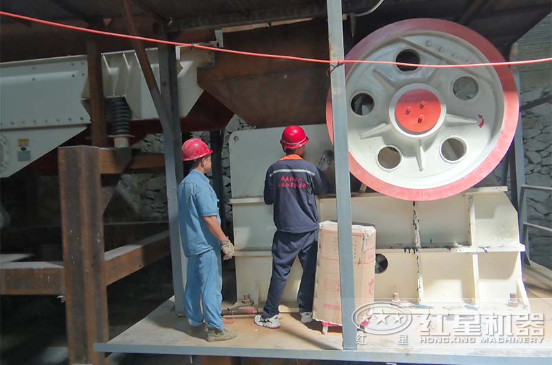 破碎機(jī)開(kāi)機(jī)啟動(dòng)前要仔細(xì)檢查 破碎機(jī)開(kāi)機(jī)啟動(dòng)前要仔細(xì)檢查