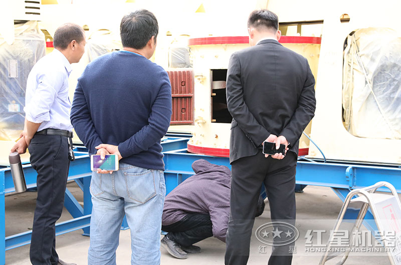 客戶(hù)來(lái)廠考察立軸復(fù)合破碎機(jī)設(shè)備 客戶(hù)來(lái)廠考察立軸復(fù)合破碎機(jī)設(shè)備