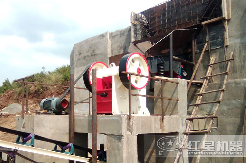 顎式破碎機(jī)破碎現(xiàn)場實(shí)拍 顎式破碎機(jī)破碎現(xiàn)場實(shí)拍
