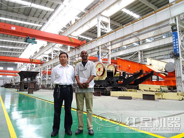 履帶液壓巖石破碎機(jī)廠家 履帶液壓巖石破碎機(jī)廠家