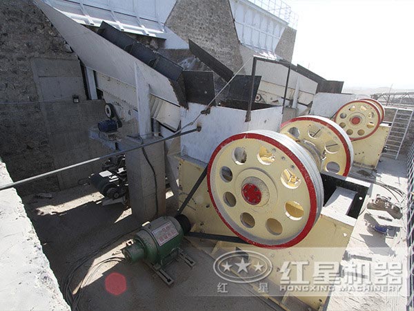 顎式破碎機(jī)現(xiàn)場(chǎng) 顎式破碎機(jī)現(xiàn)場(chǎng)