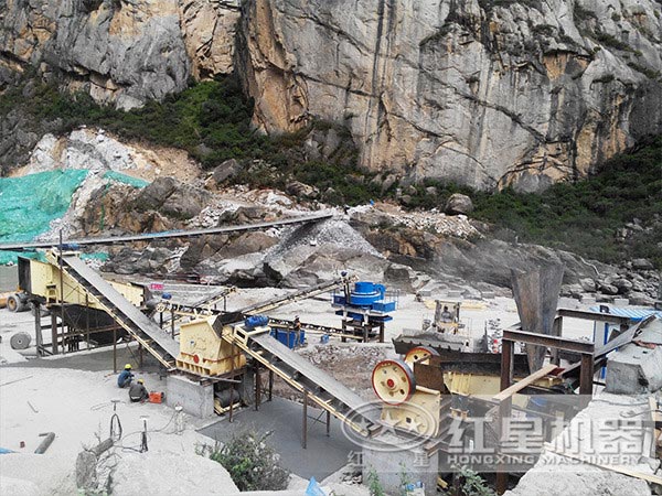 河卵石制砂現(xiàn)場(chǎng) 河卵石制砂現(xiàn)場(chǎng)