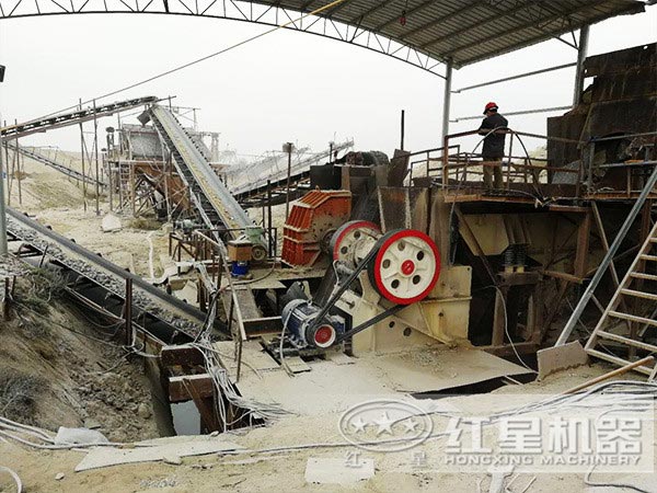 顎式破碎機(jī)現(xiàn)場 顎式破碎機(jī)現(xiàn)場
