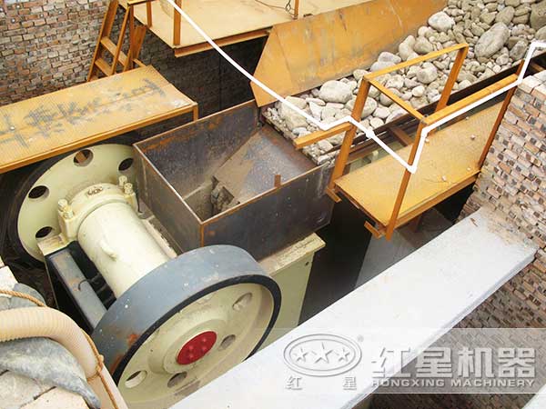 鄂式制沙機(jī)作業(yè)現(xiàn)場 鄂式制沙機(jī)作業(yè)現(xiàn)場