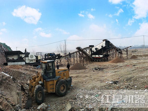 車載流動磕石機(jī)破碎現(xiàn)場