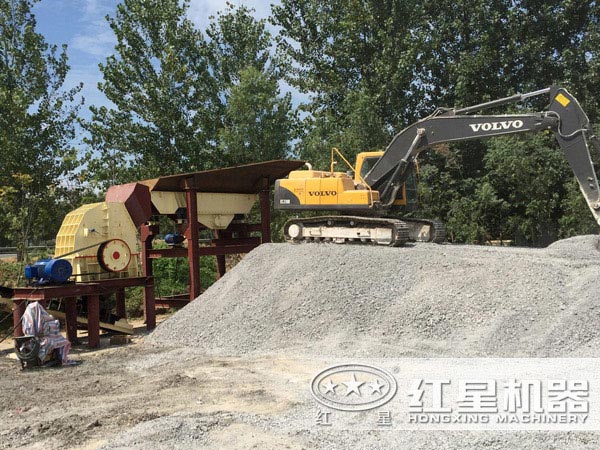 錘式破碎機(jī)生產(chǎn)現(xiàn)場(chǎng)實(shí)拍 錘式破碎機(jī)生產(chǎn)現(xiàn)場(chǎng)實(shí)拍