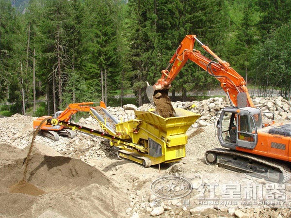 汽車(chē)移動(dòng)碎石機(jī)處理建筑垃圾現(xiàn)場(chǎng) 汽車(chē)移動(dòng)碎石機(jī)處理建筑垃圾現(xiàn)場(chǎng)