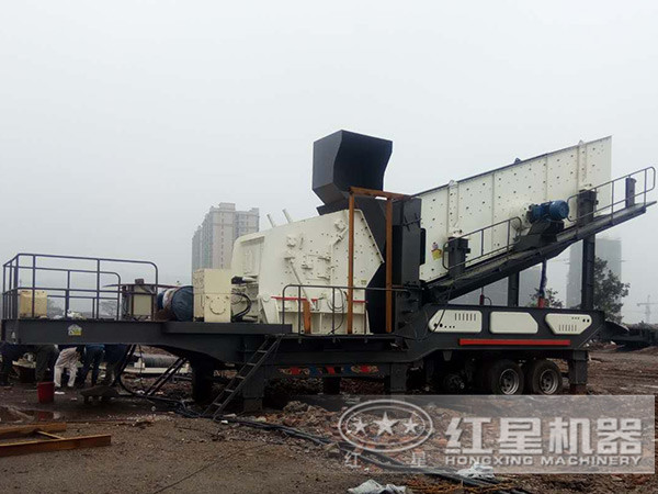 流動石子粉碎機生產(chǎn)現(xiàn)場 流動石子粉碎機生產(chǎn)現(xiàn)場