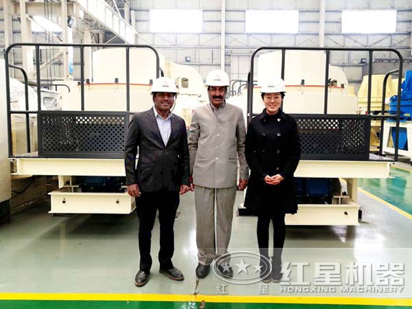 外國客戶來廠參觀打砂機(jī) 外國客戶來廠參觀打砂機(jī)