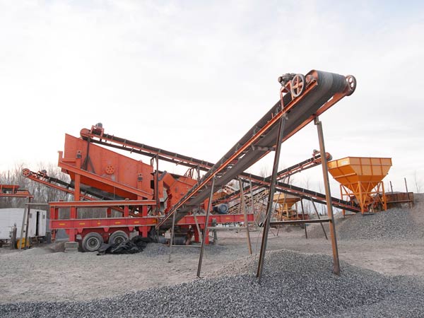 砂石骨料生產(chǎn)現(xiàn)場(chǎng)-車(chē)載移動(dòng)制沙(砂)機(jī) 砂石骨料生產(chǎn)現(xiàn)場(chǎng)-車(chē)載移動(dòng)制沙(砂)機(jī)