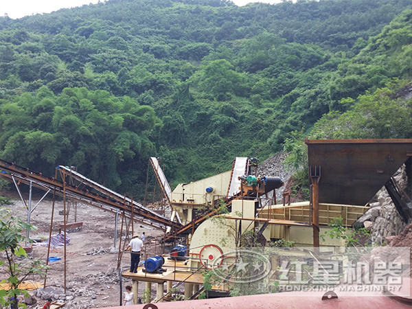 錘式破碎機(jī)破碎鋁礬土現(xiàn)場 錘式破碎機(jī)破碎鋁礬土現(xiàn)場