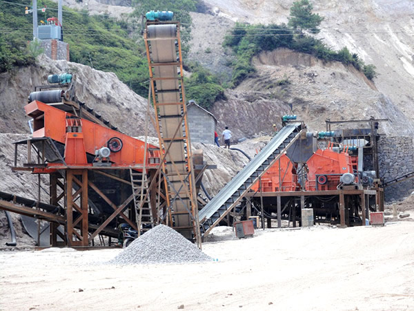 山東濟南河卵石制砂現(xiàn)場 山東濟南河卵石制砂現(xiàn)場