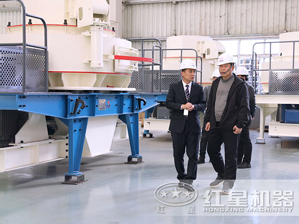 客戶(hù)參觀(guān)制砂機(jī)車(chē)間 客戶(hù)參觀(guān)制砂機(jī)車(chē)間