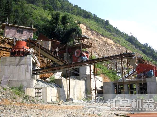 石灰石破碎加工現(xiàn)場 石灰石破碎加工現(xiàn)場