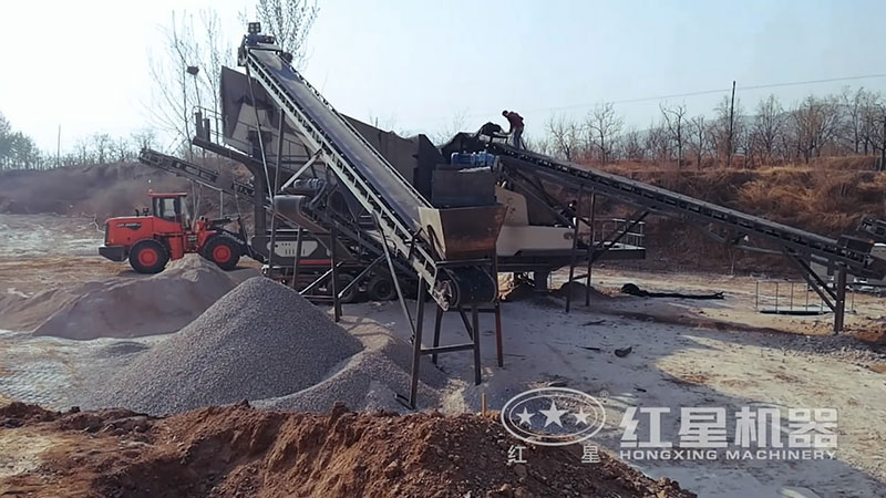 小型移動磕(破)石機作業(yè)現(xiàn)場 小型移動磕(破)石機作業(yè)現(xiàn)場