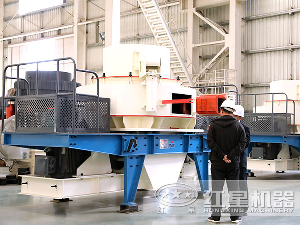 用戶來廠參觀試機山石制砂機 用戶來廠參觀試機山石制砂機