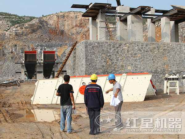 紅星機(jī)器技術(shù)人員為用戶安裝設(shè)備 紅星機(jī)器技術(shù)人員為用戶安裝設(shè)備