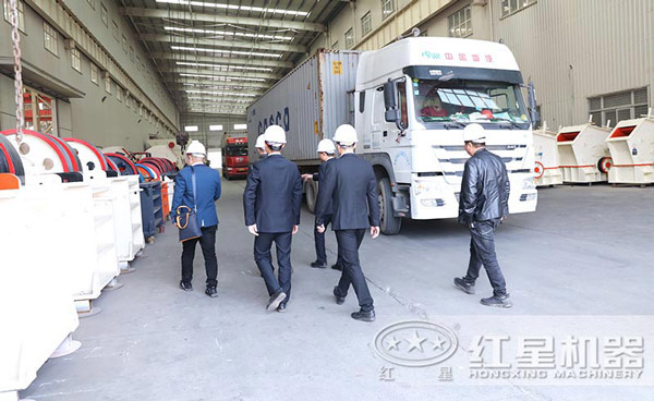 用戶來廠參觀試機(jī)環(huán)保型石頭破碎機(jī) 用戶來廠參觀試機(jī)環(huán)保型石頭破碎機(jī)