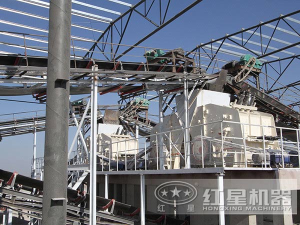 河北沙河大型反擊式粉碎機作業(yè)現(xiàn)場 河北沙河大型反擊式粉碎機作業(yè)現(xiàn)場