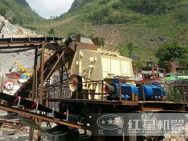 重慶1214反擊式粉碎機作業(yè)現(xiàn)場 重慶1214反擊式粉碎機作業(yè)現(xiàn)場