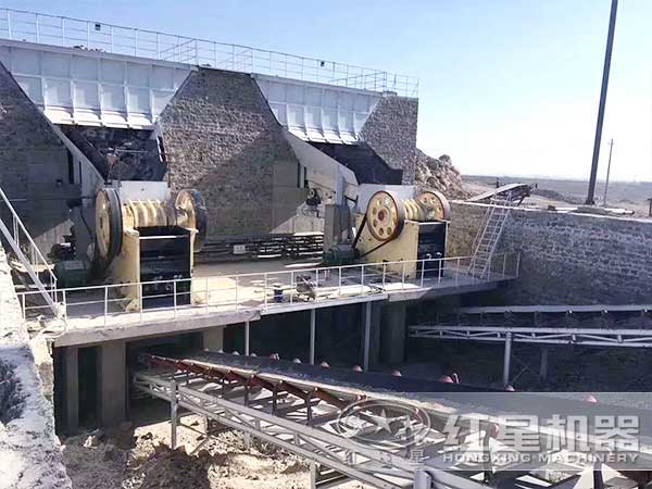 兩臺鄂式制沙機(jī)作業(yè)現(xiàn)場 兩臺鄂式制沙機(jī)作業(yè)現(xiàn)場