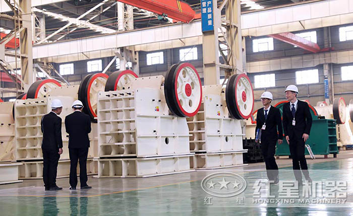 技術工程師對鵝卵石粉碎機檢測 技術工程師對鵝卵石粉碎機檢測