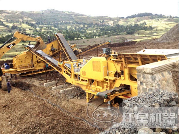 輪式流動砂石破碎機作業(yè)現場 輪式流動砂石破碎機作業(yè)現場