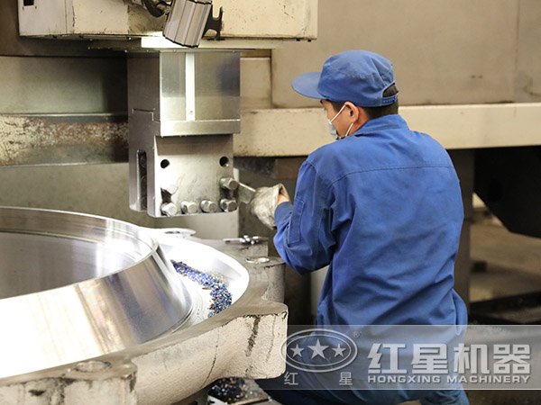 技術(shù)工人作業(yè)現(xiàn)場 技術(shù)工人作業(yè)現(xiàn)場