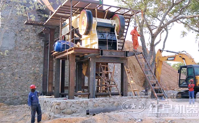 青石固定式破碎機安裝現(xiàn)場 青石固定式破碎機安裝現(xiàn)場