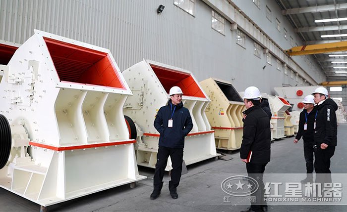 客戶來廠咨詢新型號(hào)石灰石錘式破碎機(jī) 客戶來廠咨詢新型號(hào)石灰石錘式破碎機(jī)