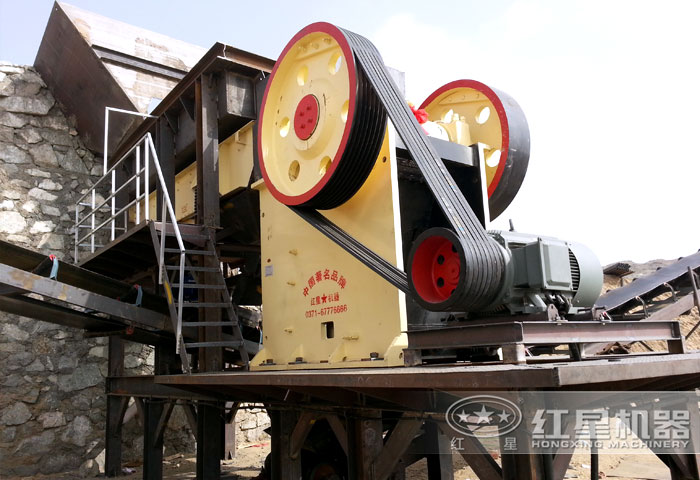 小型顎式咬石機工作現(xiàn)場 小型顎式咬石機工作現(xiàn)場