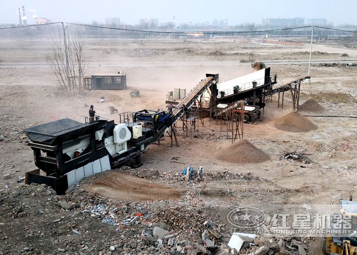 移動式破碎機生產作業(yè)現(xiàn)場