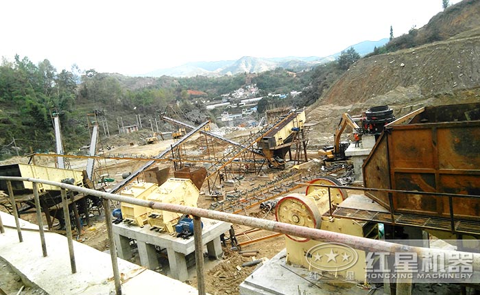固定式破碎機生產作業(yè)現(xiàn)場